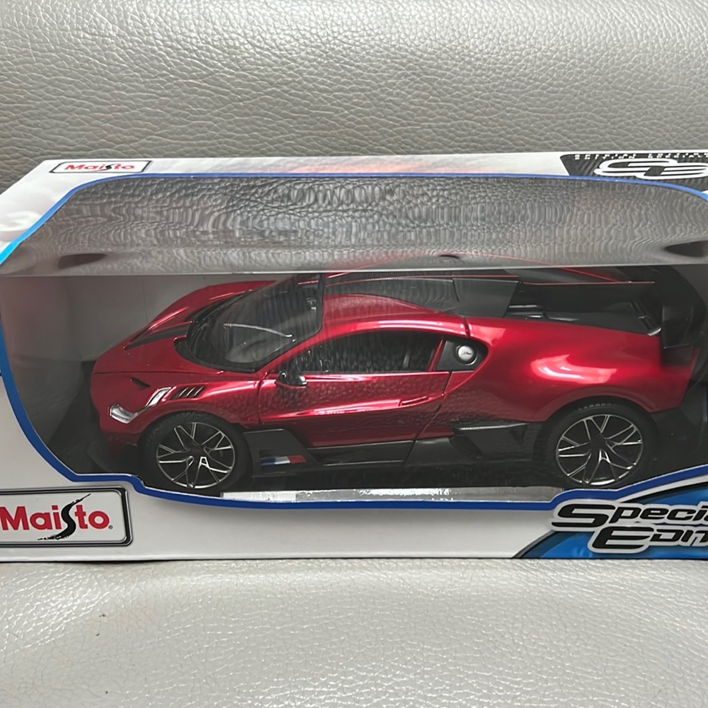 Maisto 1:18 Scale Die Cast Model Car Bugatti Divo Special Edition, New